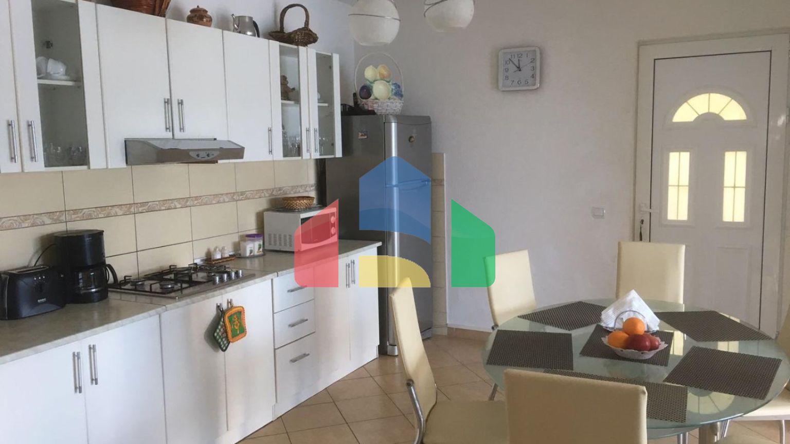 Дом в Круче с бассейном близко к морю