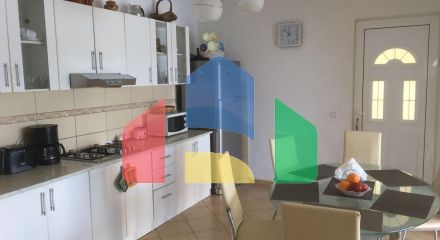 Дом в Круче с бассейном близко к морю