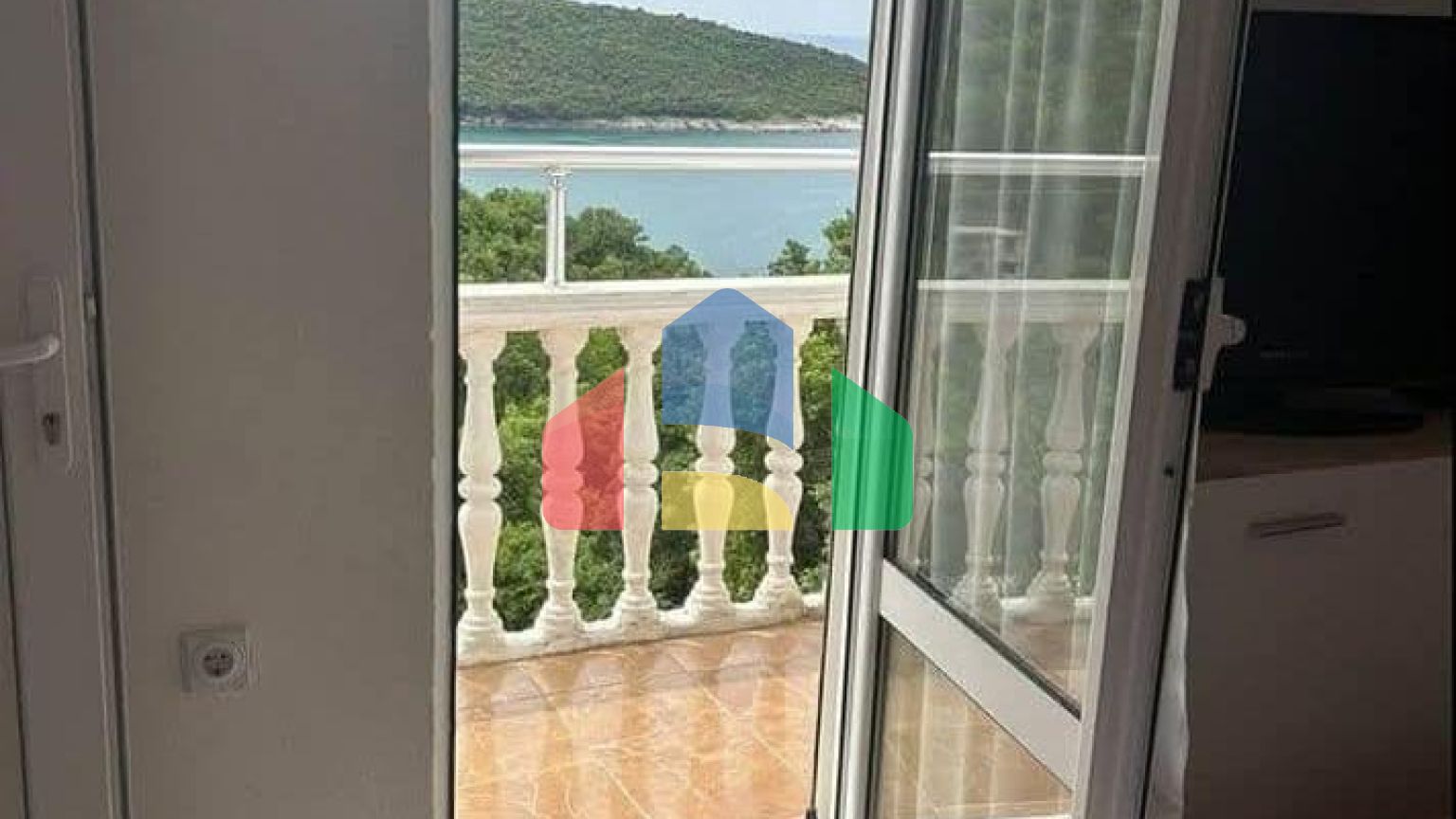 Мини отель в Круче с видом на море, не далеко от пляжа с просторным паркингом.