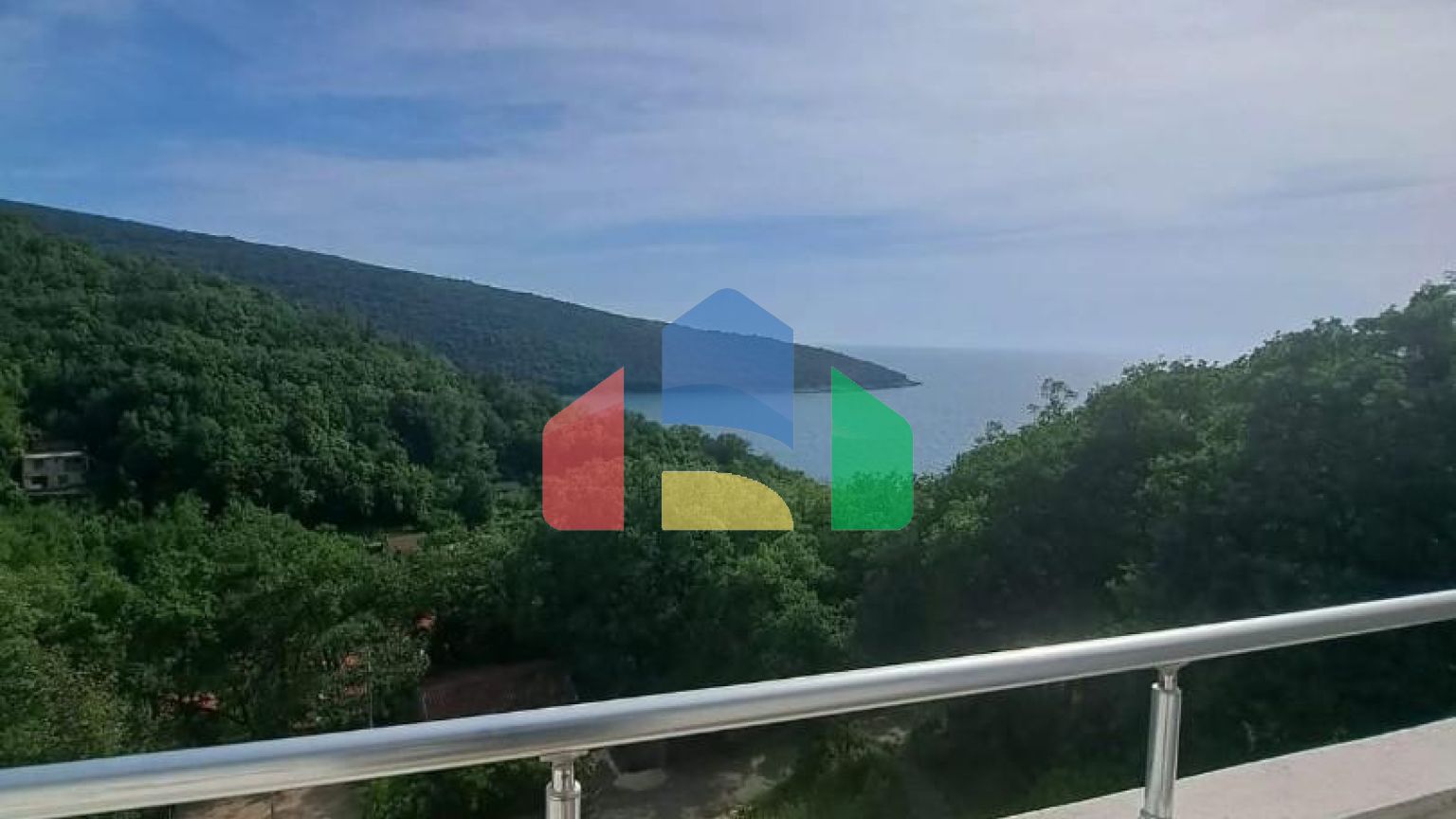 Мини отель в Круче с видом на море, не далеко от пляжа с просторным паркингом.