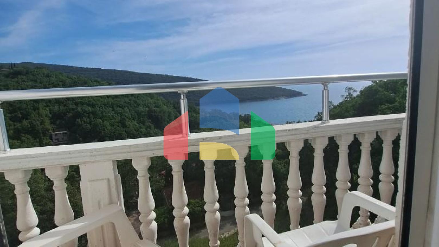 Мини отель в Круче с видом на море, не далеко от пляжа с просторным паркингом.