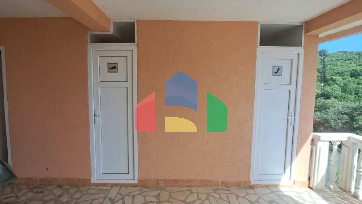 Мини отель в Круче с видом на море, не далеко от пляжа с просторным паркингом.