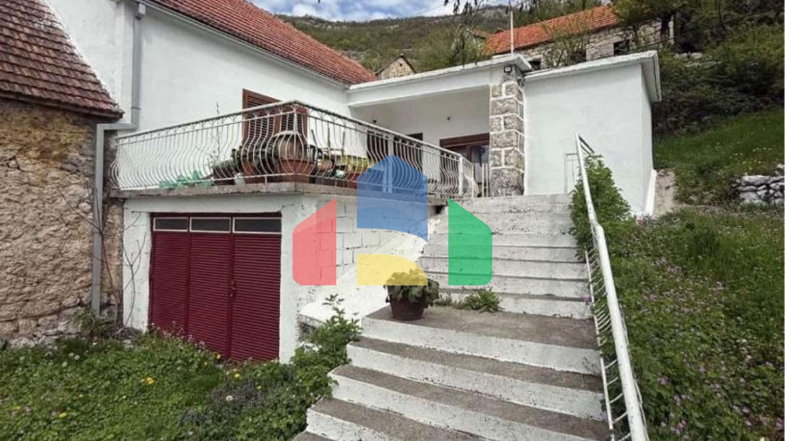 Легальный каменный дом с участком в тихом поселке возле Никшича