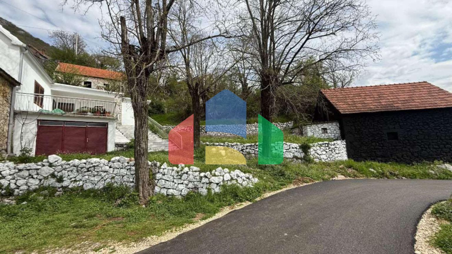 Легальный каменный дом с участком в тихом поселке возле Никшича