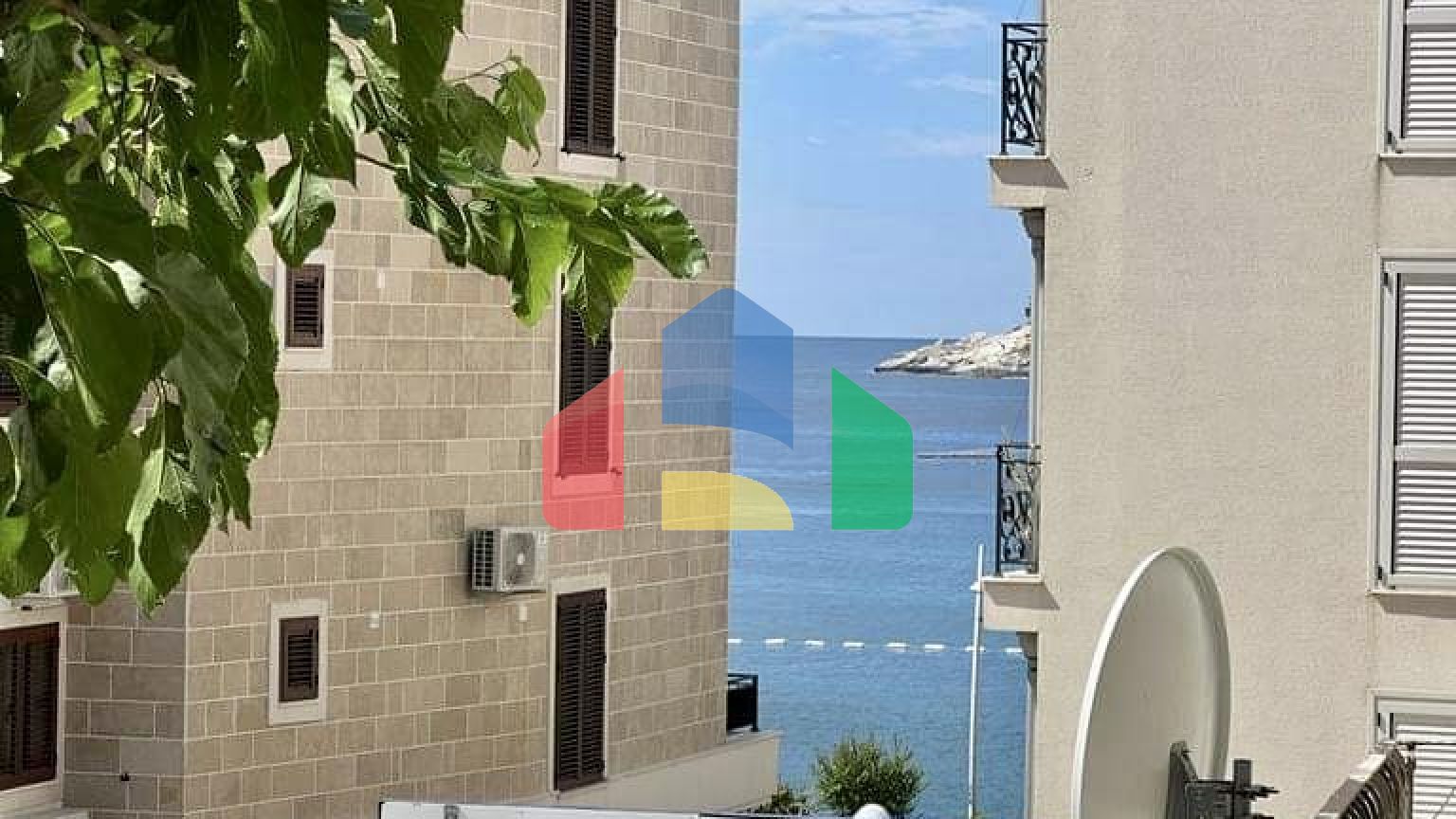 Квартира с 3 спальнями в 50 метрах от моря в Петроваце.