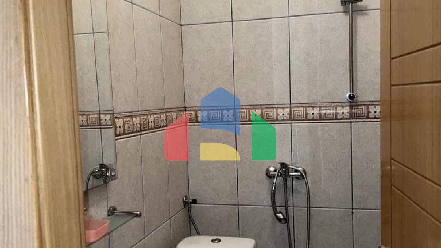 Квартира с 3 спальнями в 50 метрах от моря в Петроваце.