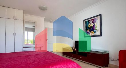 Трехэтажный дом в Петроваце