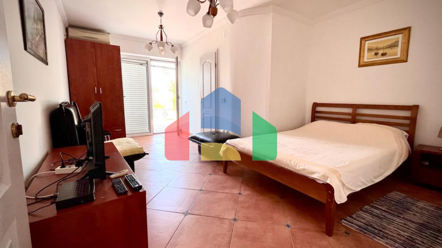 Трехэтажный дом в Петроваце