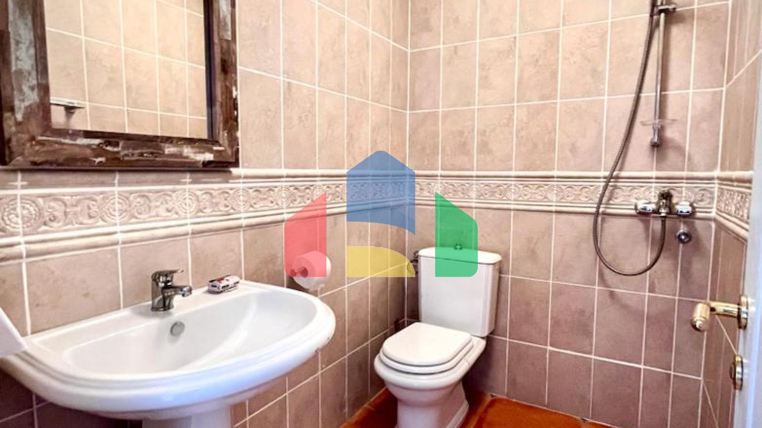 Трехэтажный дом в Петроваце