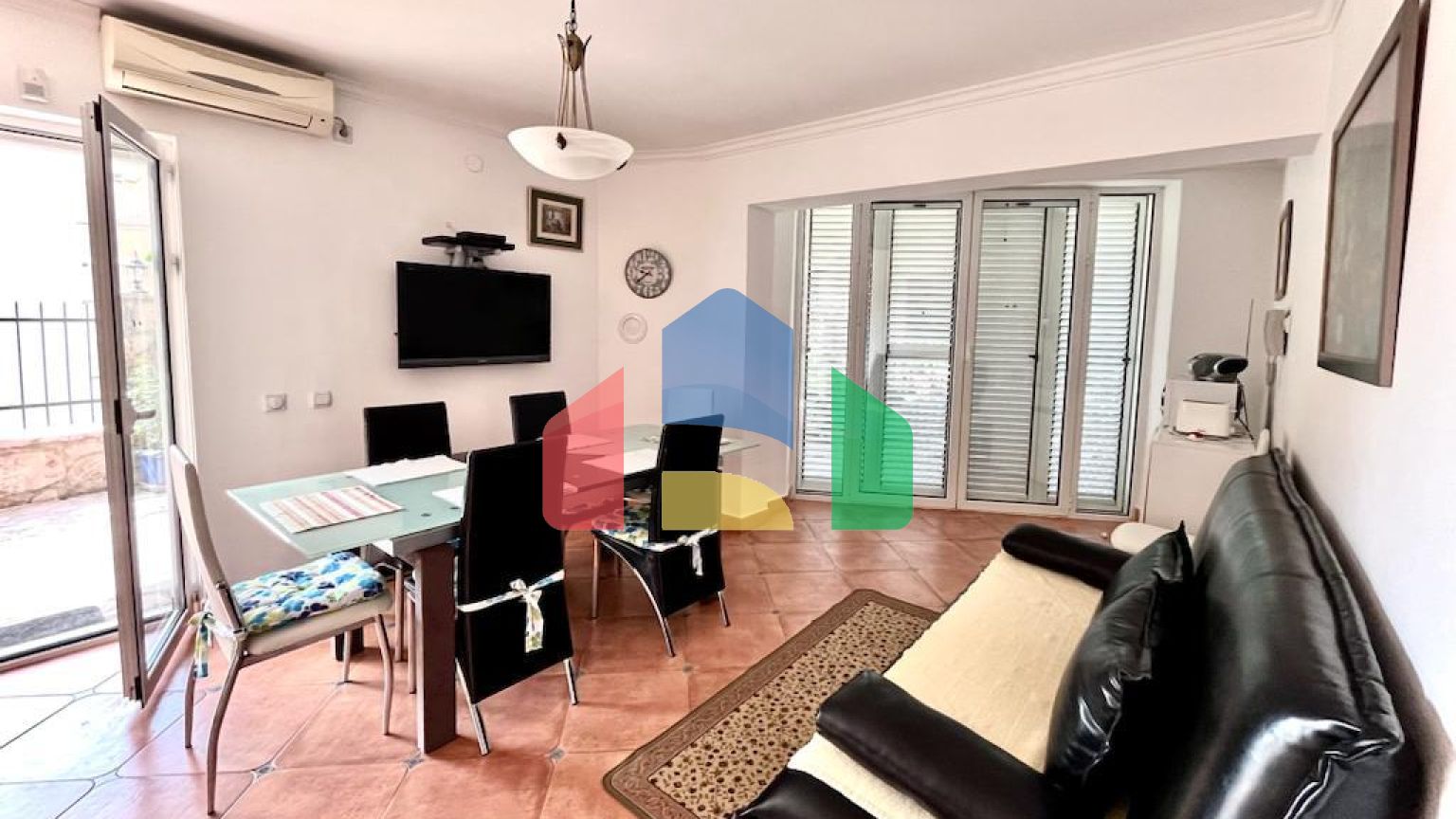 Трехэтажный дом в Петроваце