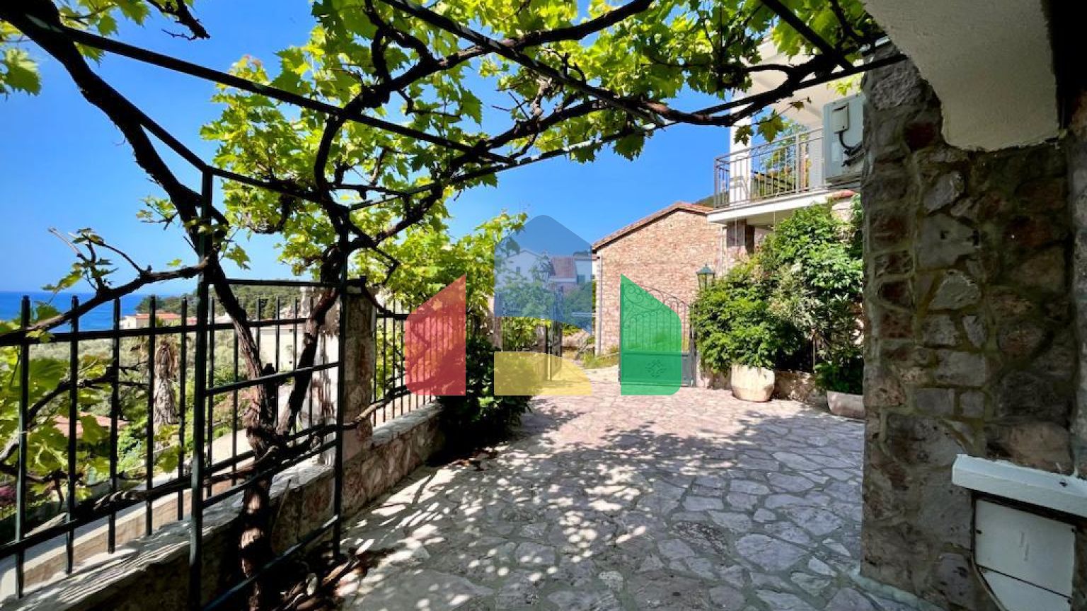 Трехэтажный дом в Петроваце