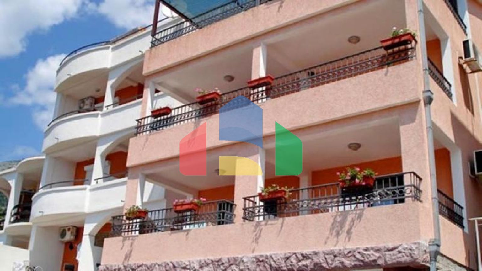 Отель на 12 апартаментов в Петроваце