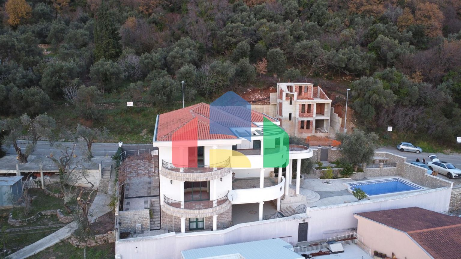 Продажа виллы с бассейном в Петроваце