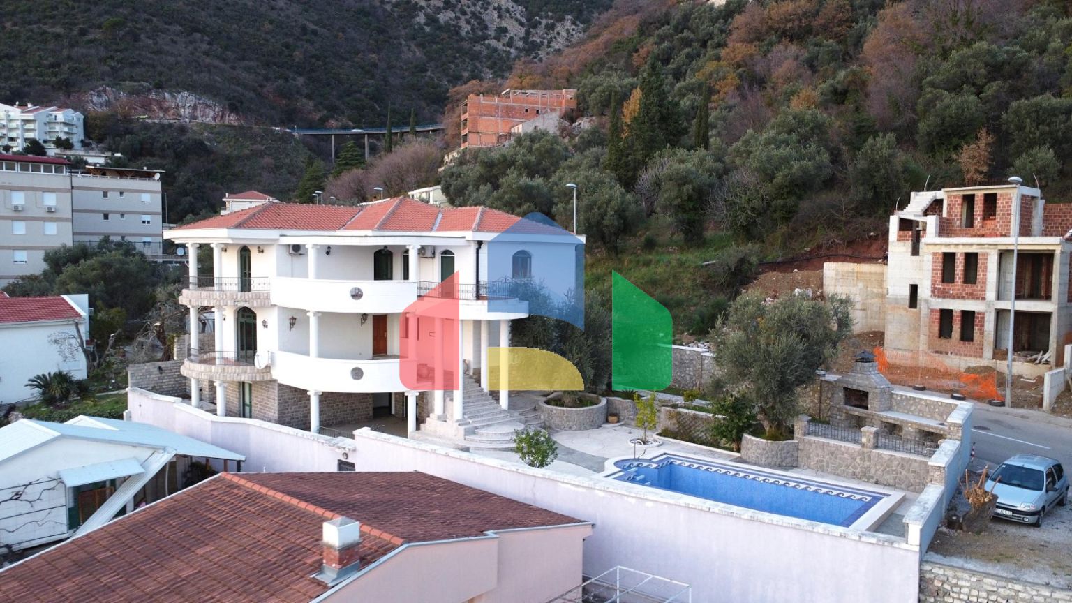 Продажа виллы с бассейном в Петроваце