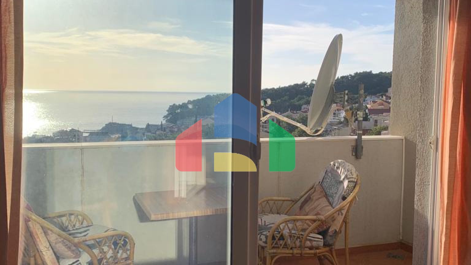 Квартира в Петроваце с большой террасой и видом на море.