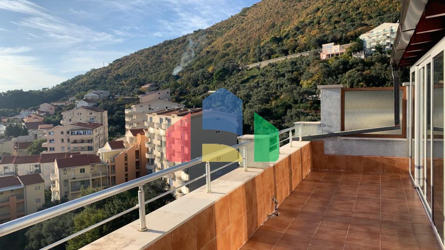 Квартира в Петроваце с большой террасой и видом на море.