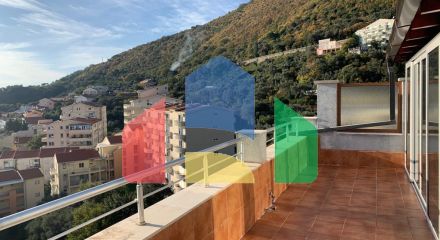 Квартира в Петроваце с большой террасой и видом на море. Квартира в Петроваце с большой террасой и видом на море.