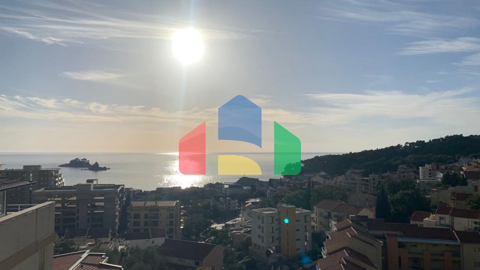 Квартира в Петроваце с большой террасой и видом на море.