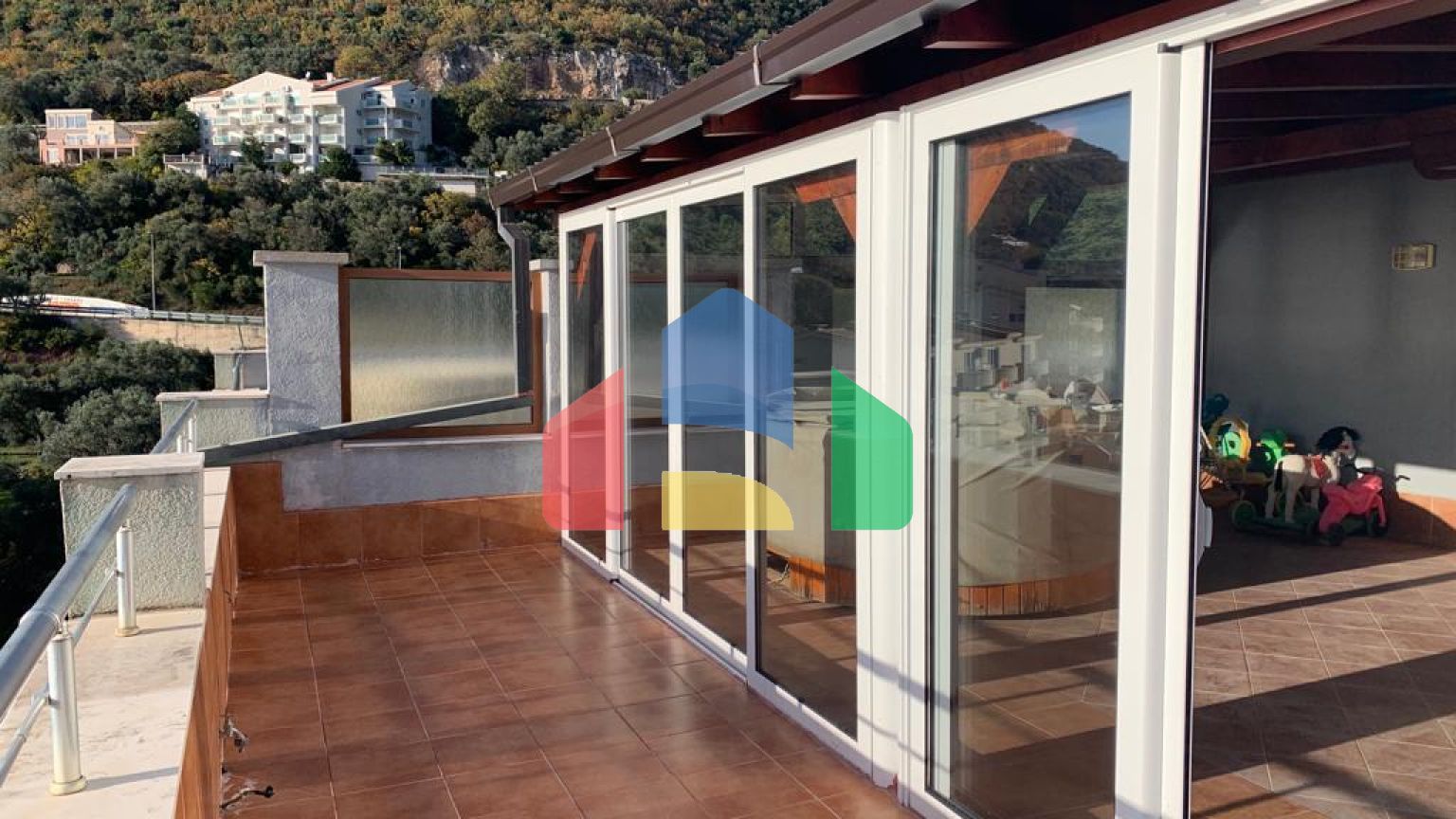 Квартира в Петроваце с большой террасой и видом на море.