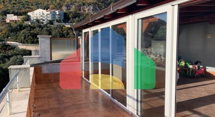 Квартира в Петроваце с большой террасой и видом на море. Квартира в Петроваце с большой террасой и видом на море.