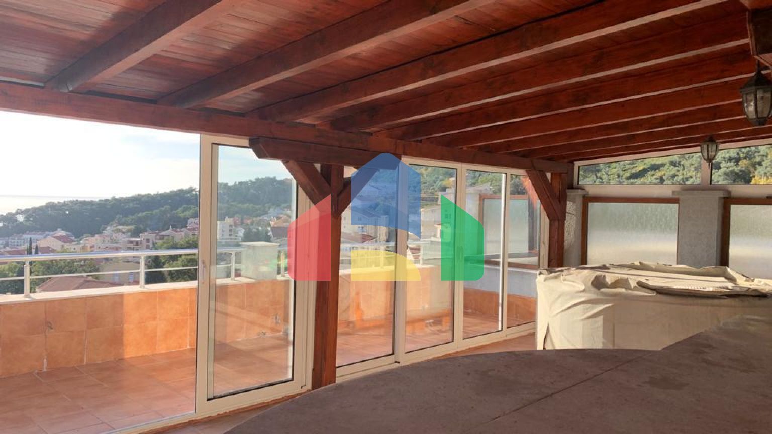 Квартира в Петроваце с большой террасой и видом на море.