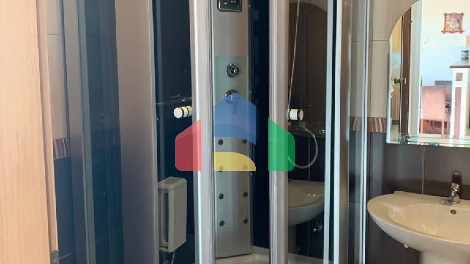 Квартира в Петроваце с большой террасой и видом на море.