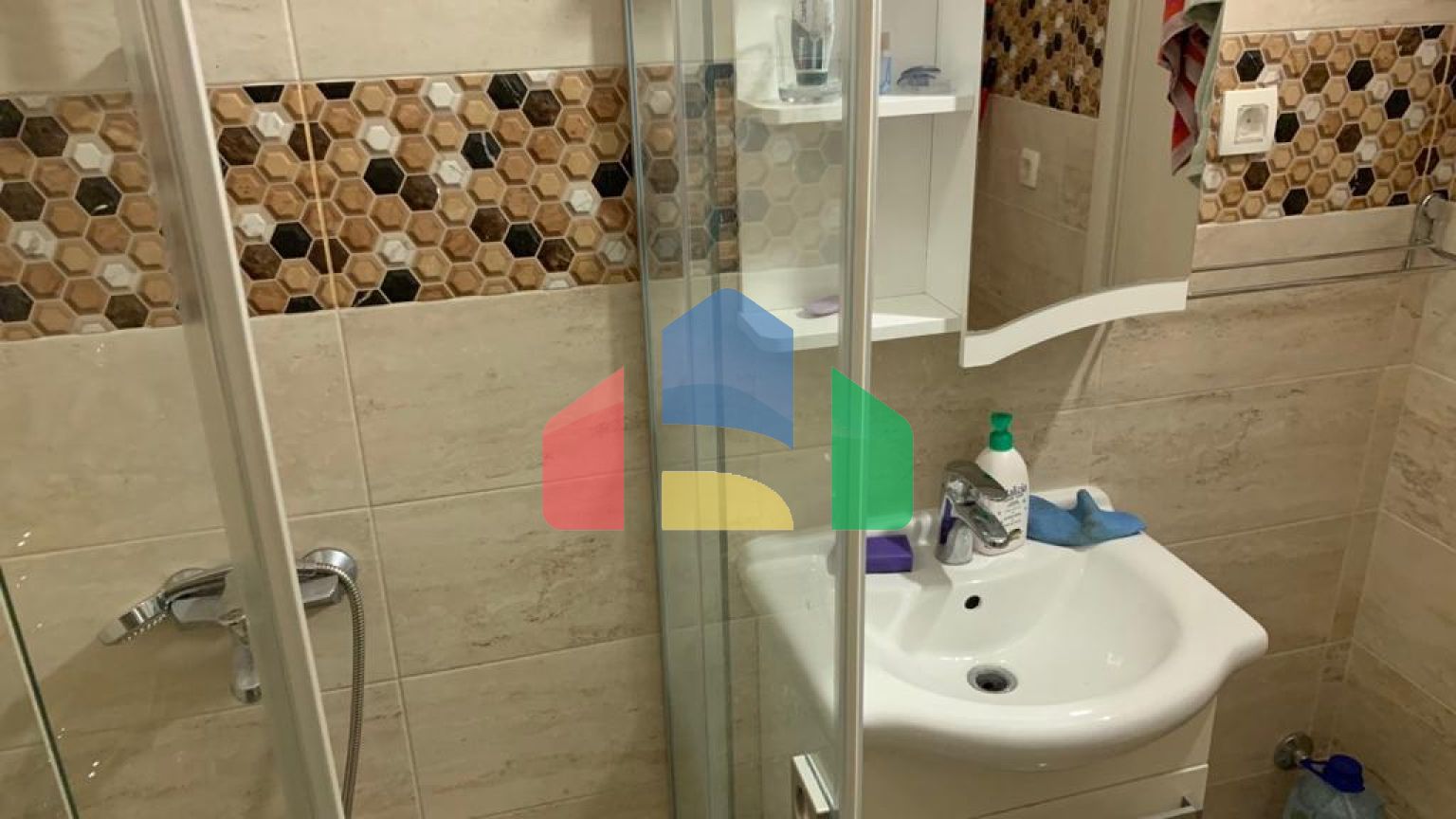 Две квартиры с с отдельными спальнями в малоквартирном доме в Петроваце.