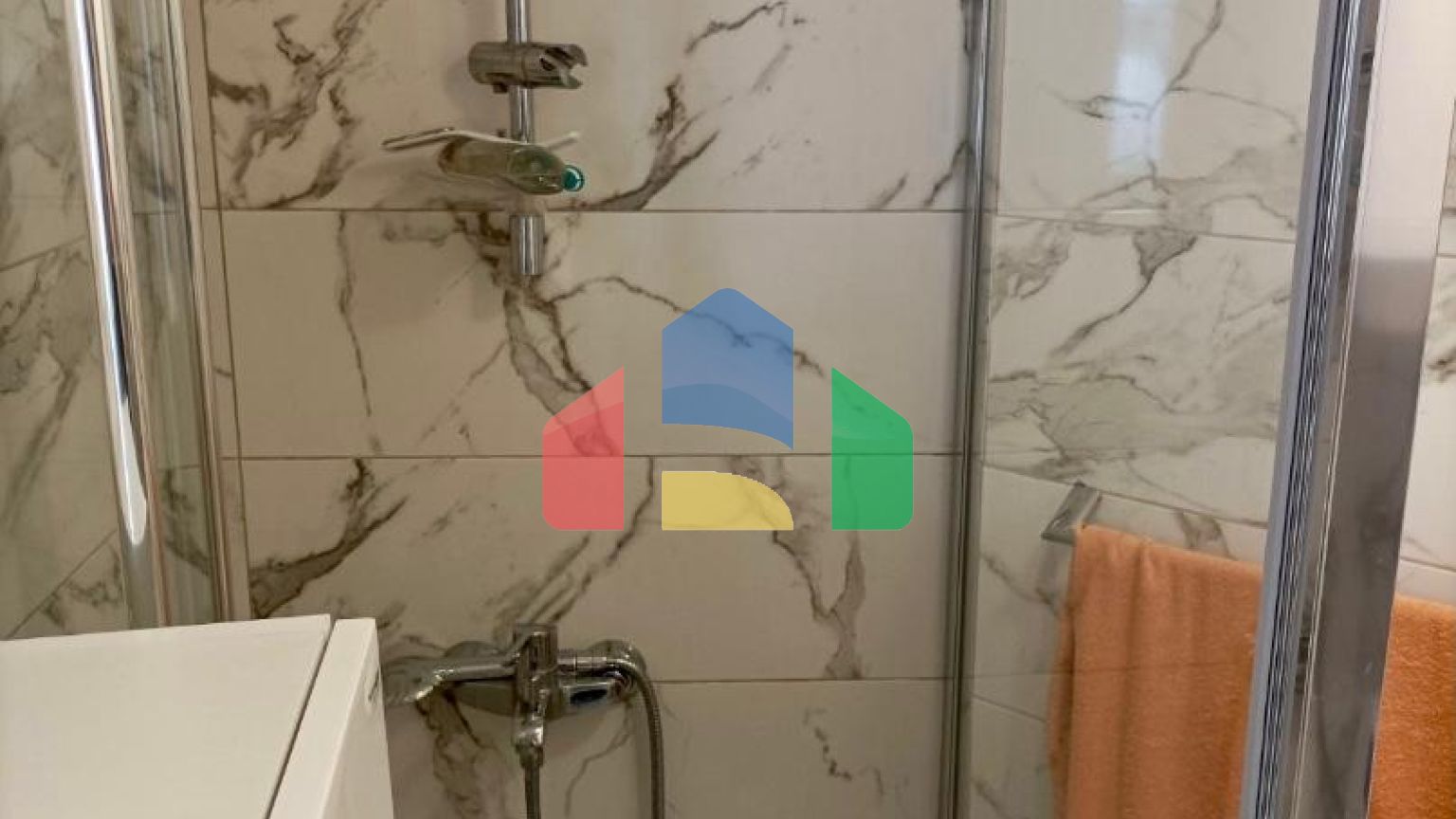 Две квартиры типа дуплекс в Петроваце с видом на море.