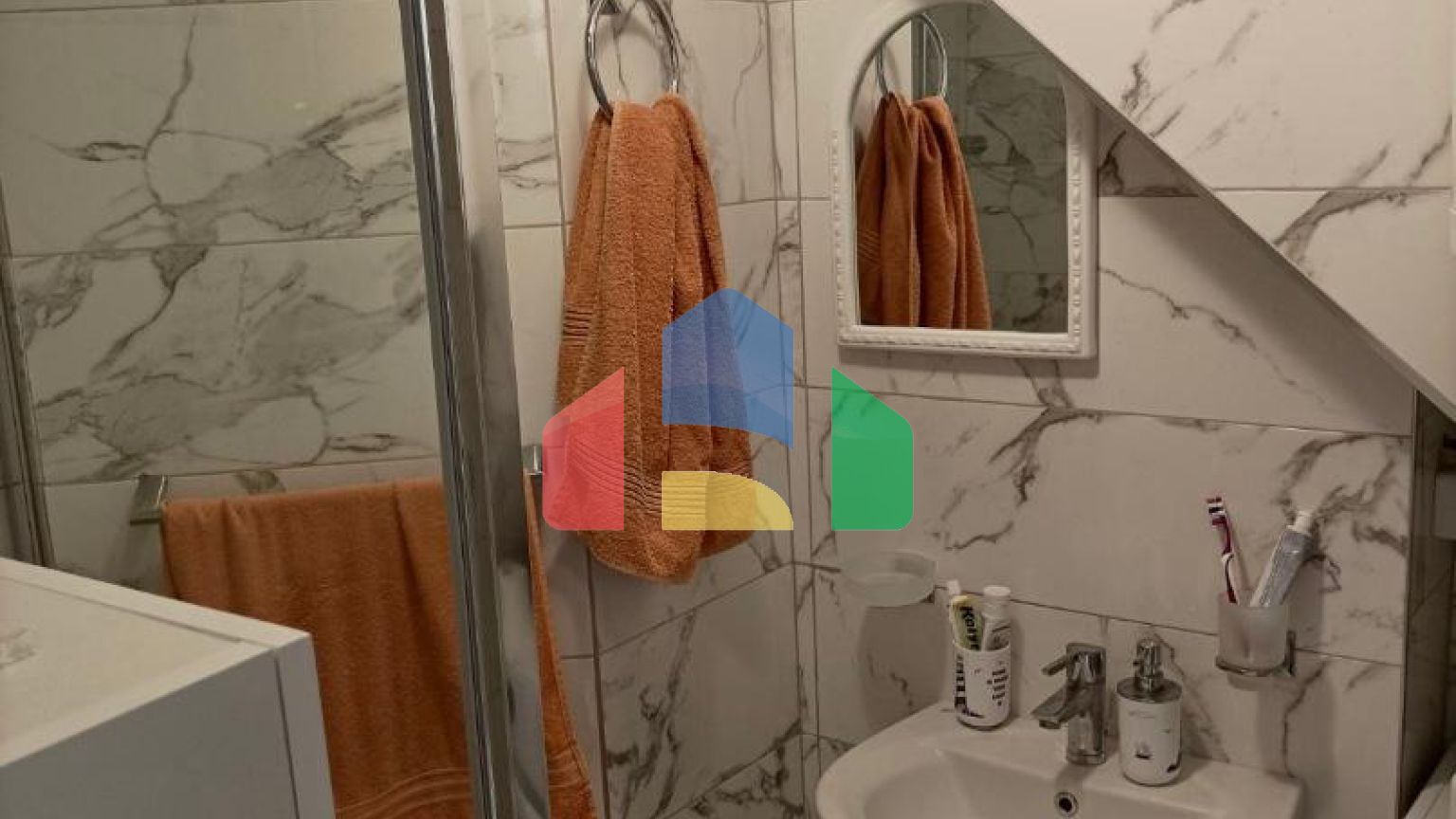 Две квартиры типа дуплекс в Петроваце с видом на море.