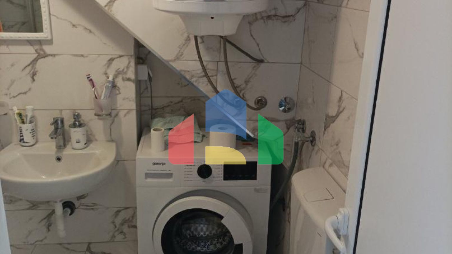 Две квартиры типа дуплекс в Петроваце с видом на море.