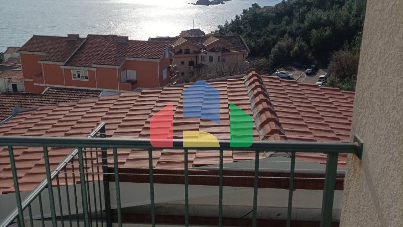 Две квартиры типа дуплекс в Петроваце с видом на море.