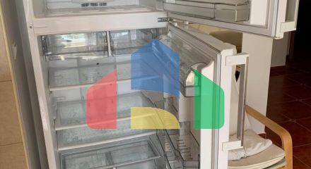 Квартира с 3 спальнями и собственным зелёным двориком с видом на море в Петроваце