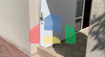 Квартира с 3 спальнями и собственным зелёным двориком с видом на море в Петроваце