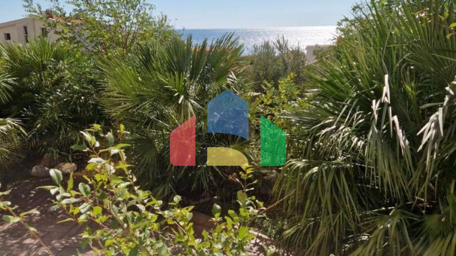 Квартира с 3 спальнями и собственным зелёным двориком с видом на море в Петроваце