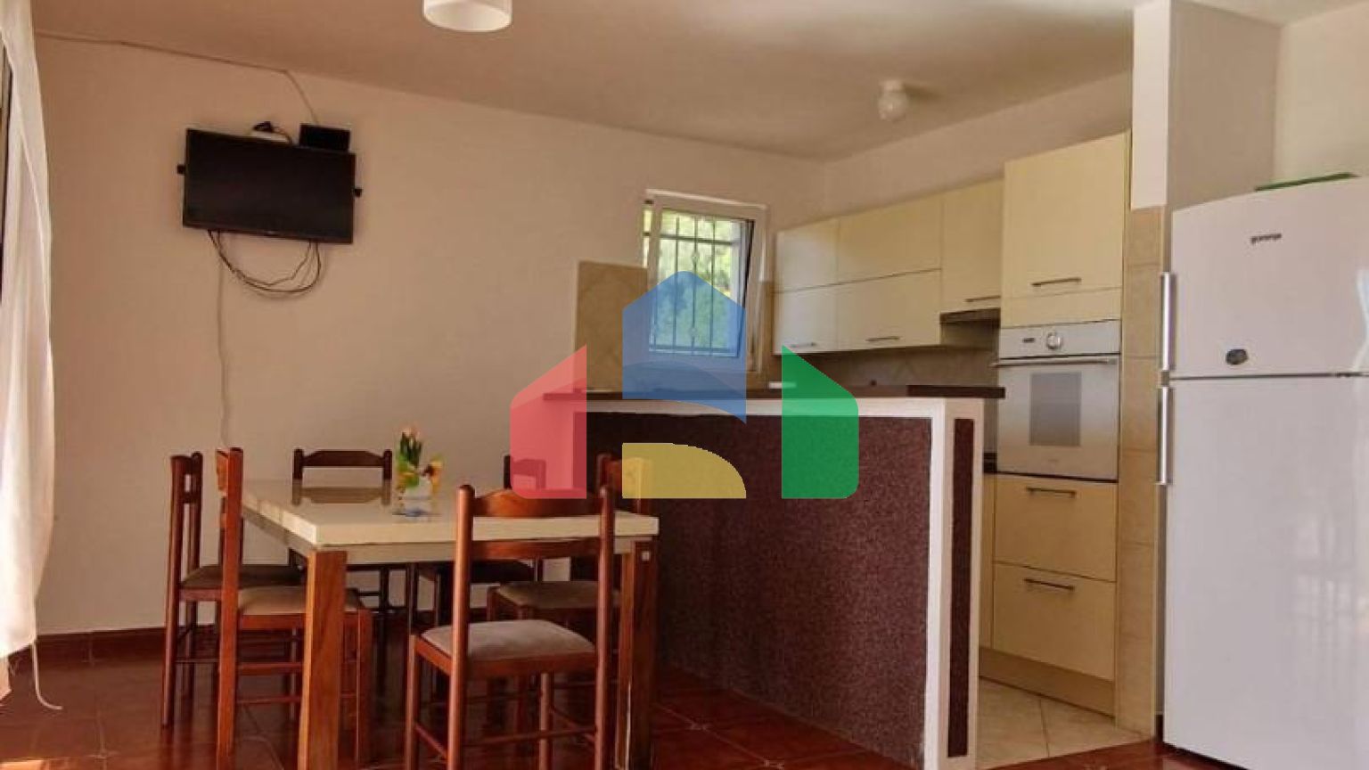 Квартира с 3 спальнями и собственным зелёным двориком с видом на море в Петроваце