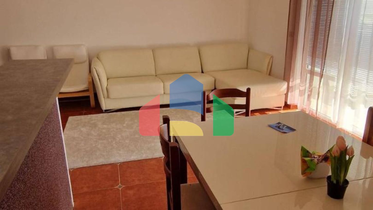 Квартира с 3 спальнями и собственным зелёным двориком с видом на море в Петроваце