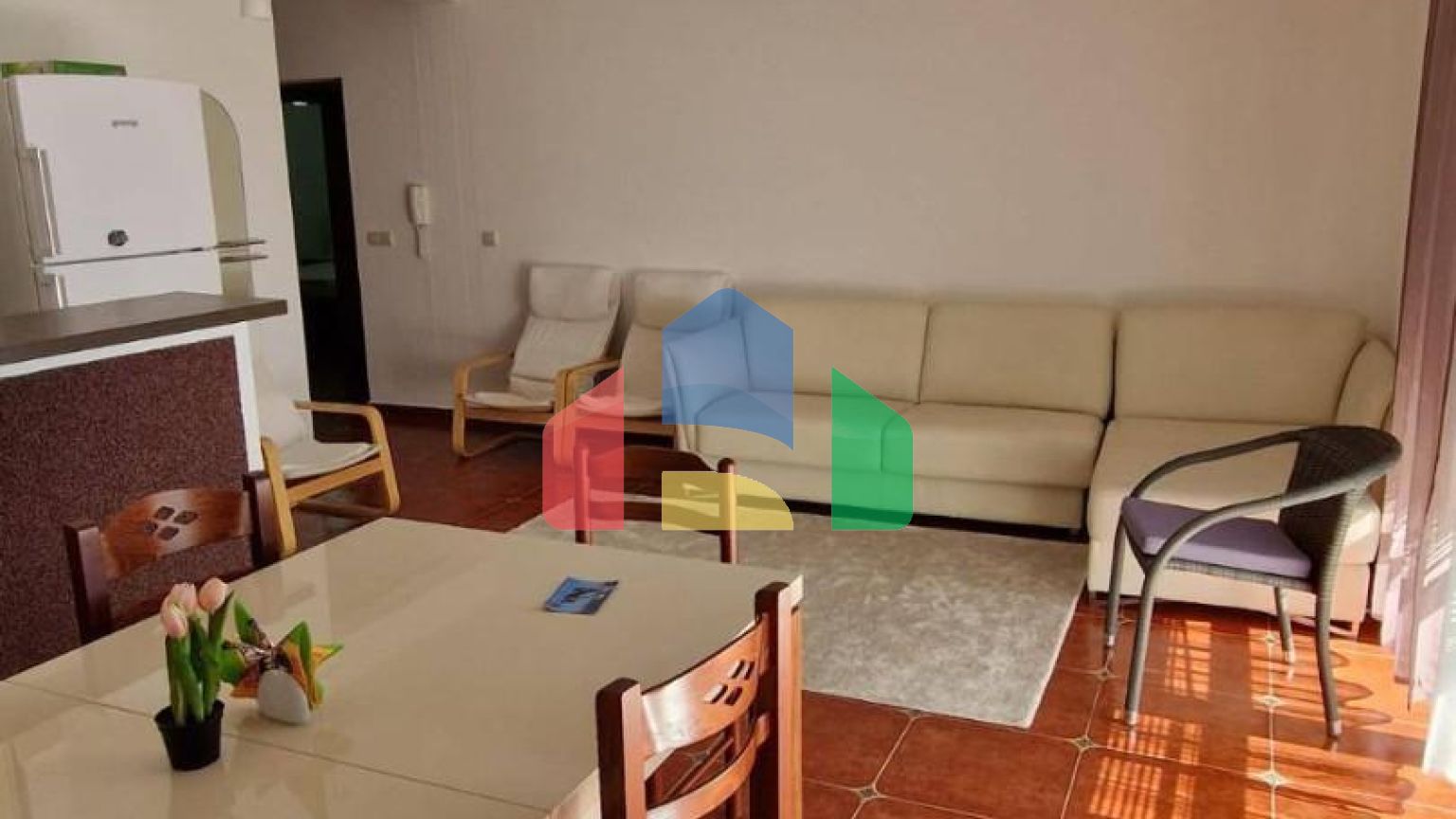 Квартира с 3 спальнями и собственным зелёным двориком с видом на море в Петроваце