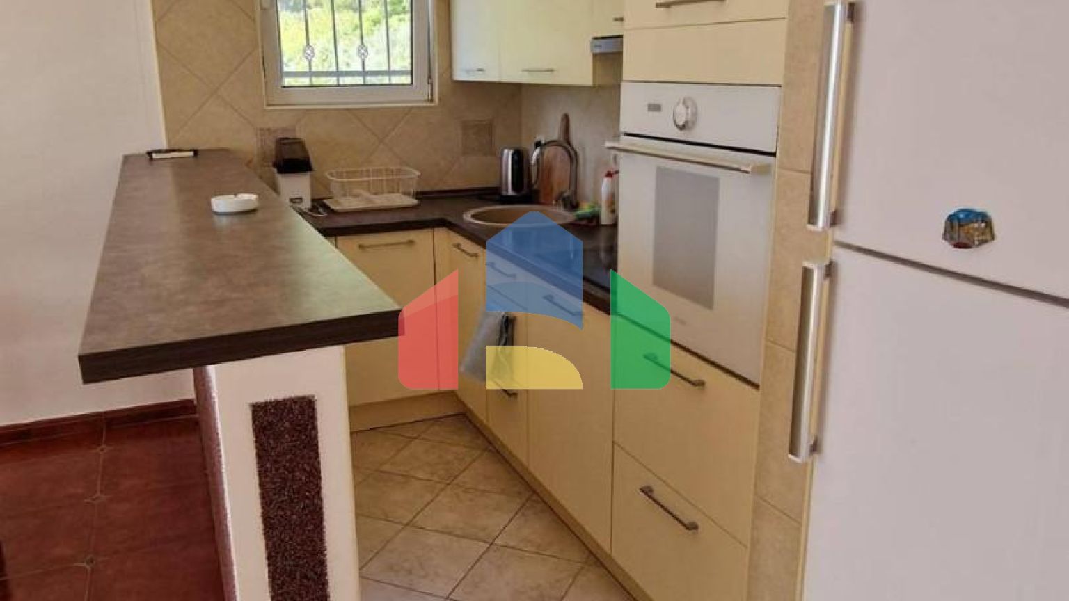 Квартира с 3 спальнями и собственным зелёным двориком с видом на море в Петроваце