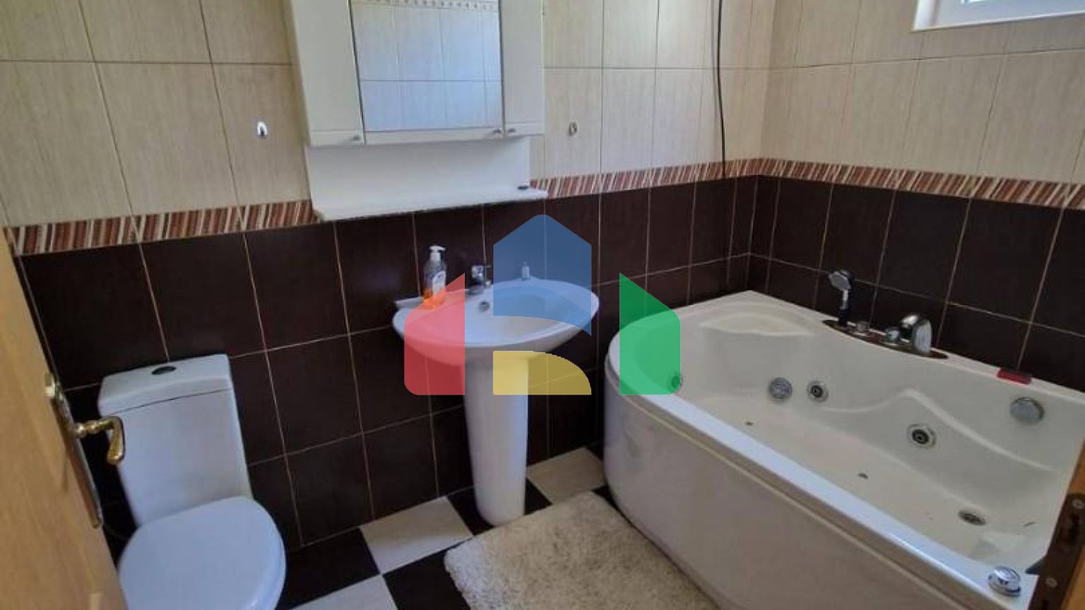 Квартира с 3 спальнями и собственным зелёным двориком с видом на море в Петроваце