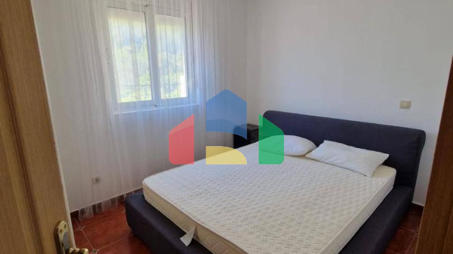 Квартира с 3 спальнями и собственным зелёным двориком с видом на море в Петроваце