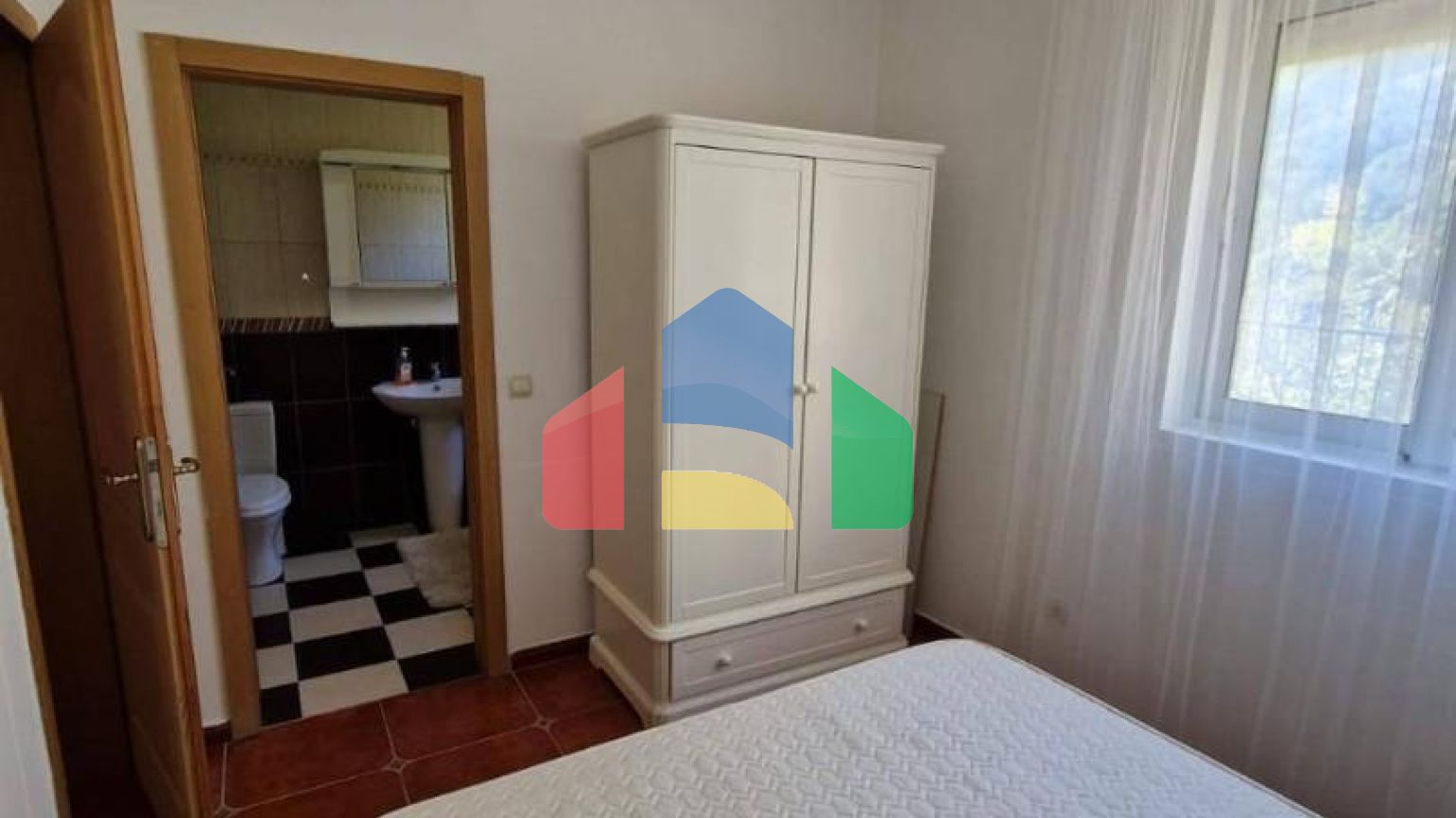 Квартира с 3 спальнями и собственным зелёным двориком с видом на море в Петроваце