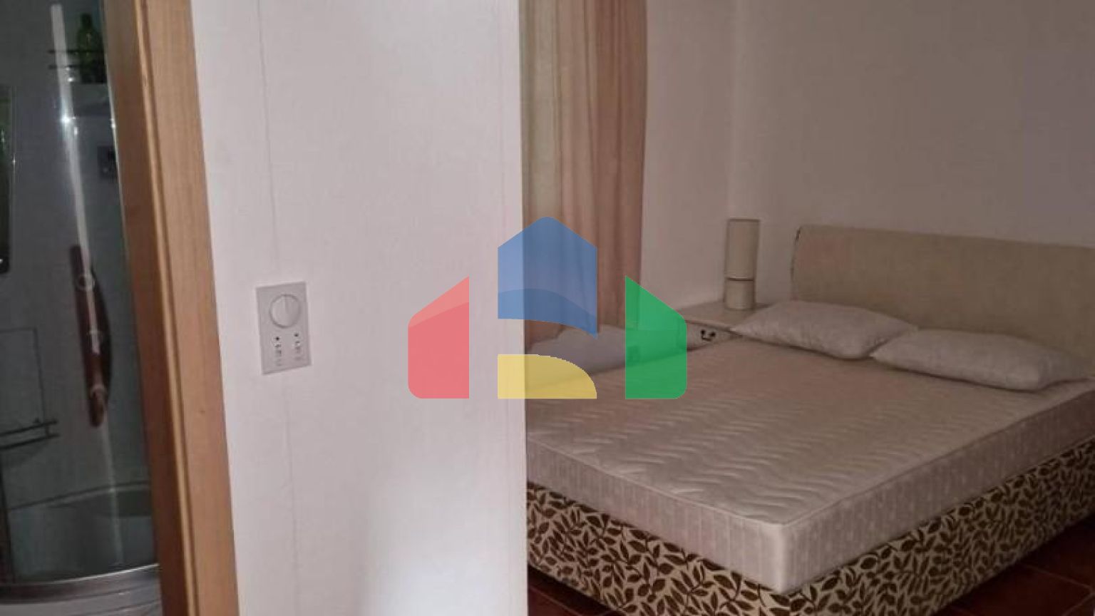 Квартира с 3 спальнями и собственным зелёным двориком с видом на море в Петроваце