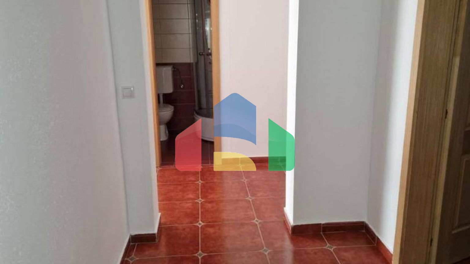 Квартира с 3 спальнями и собственным зелёным двориком с видом на море в Петроваце