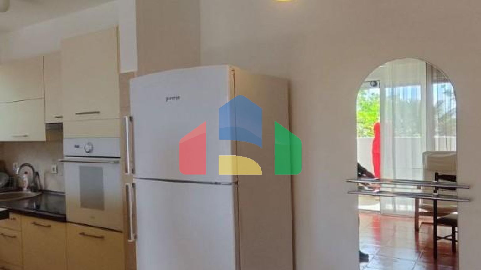 Квартира с 3 спальнями и собственным зелёным двориком с видом на море в Петроваце