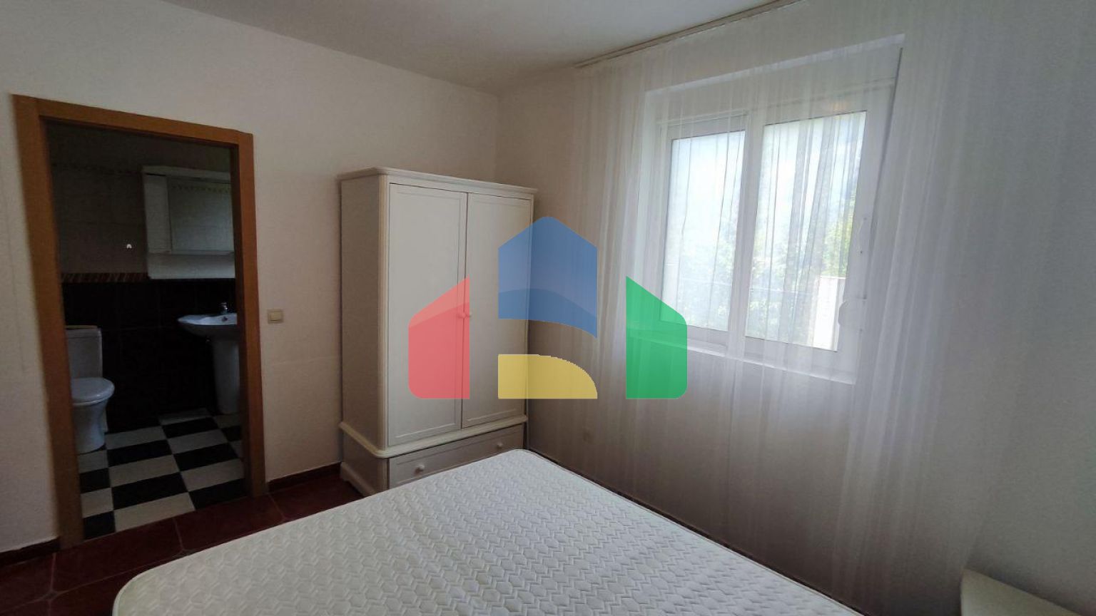 Квартира с 3 спальнями и собственным зелёным двориком с видом на море в Петроваце