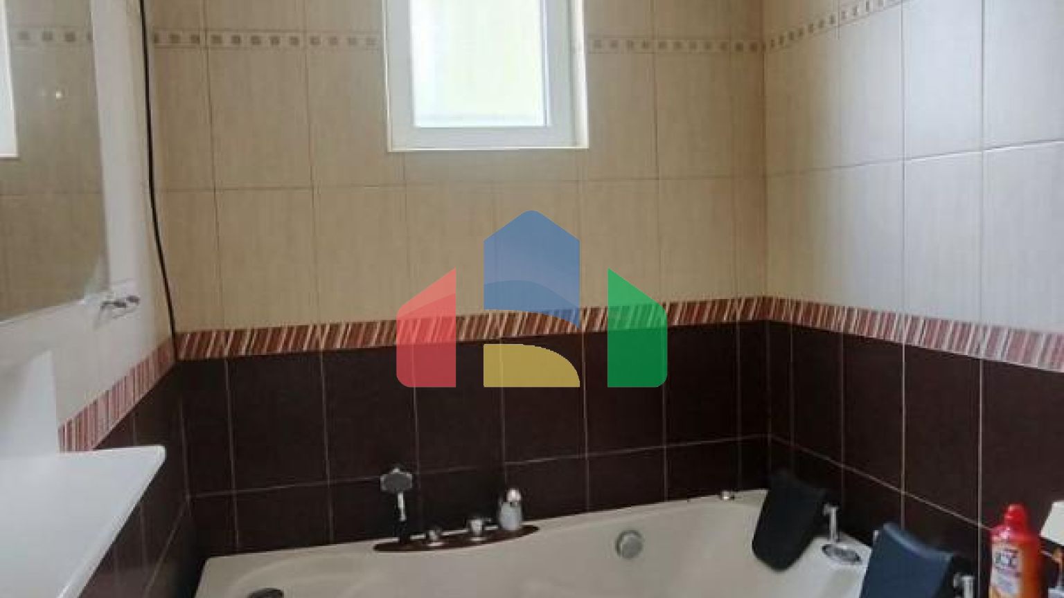 Квартира с 3 спальнями и собственным зелёным двориком с видом на море в Петроваце