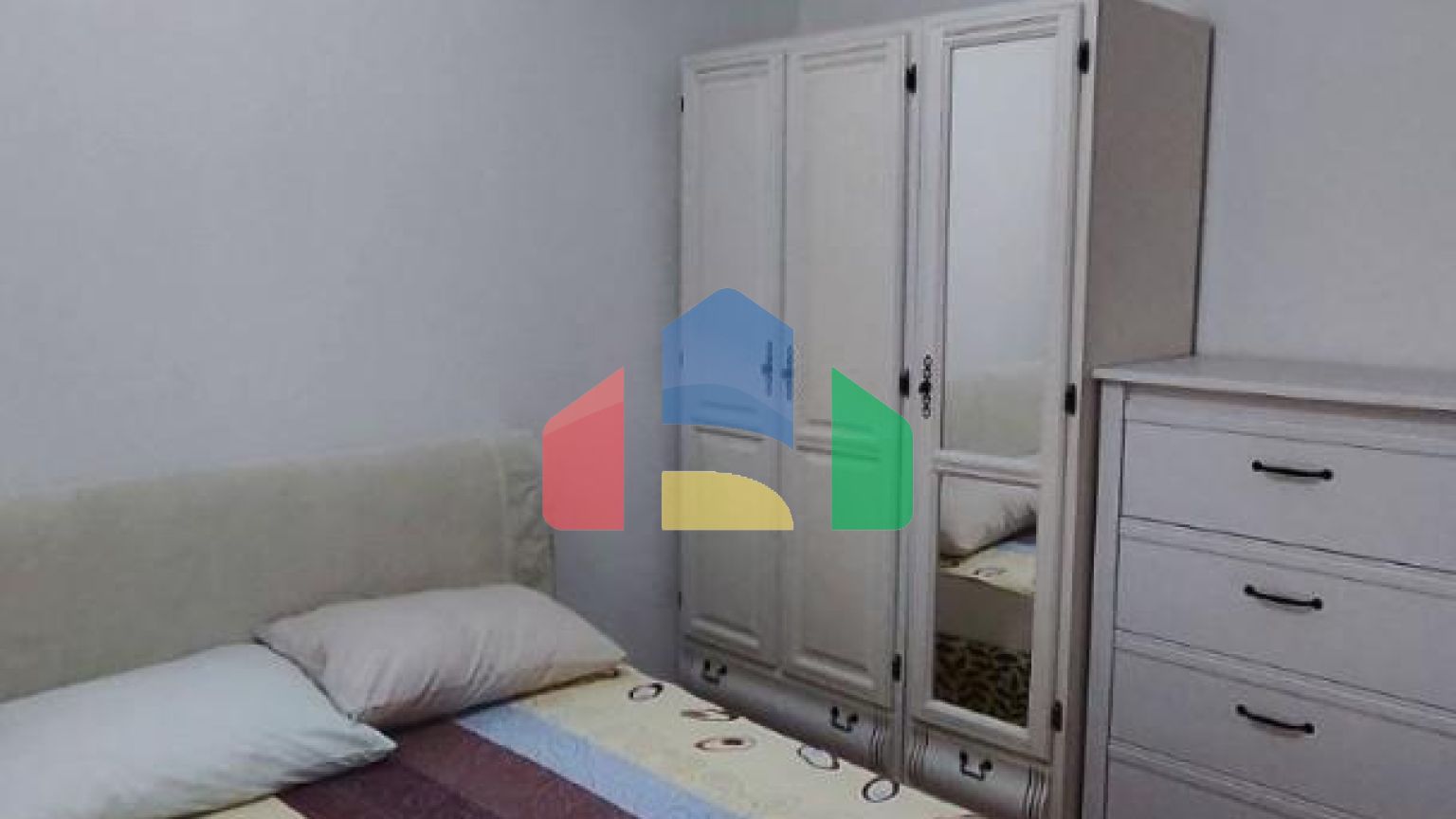 Квартира с 3 спальнями и собственным зелёным двориком с видом на море в Петроваце