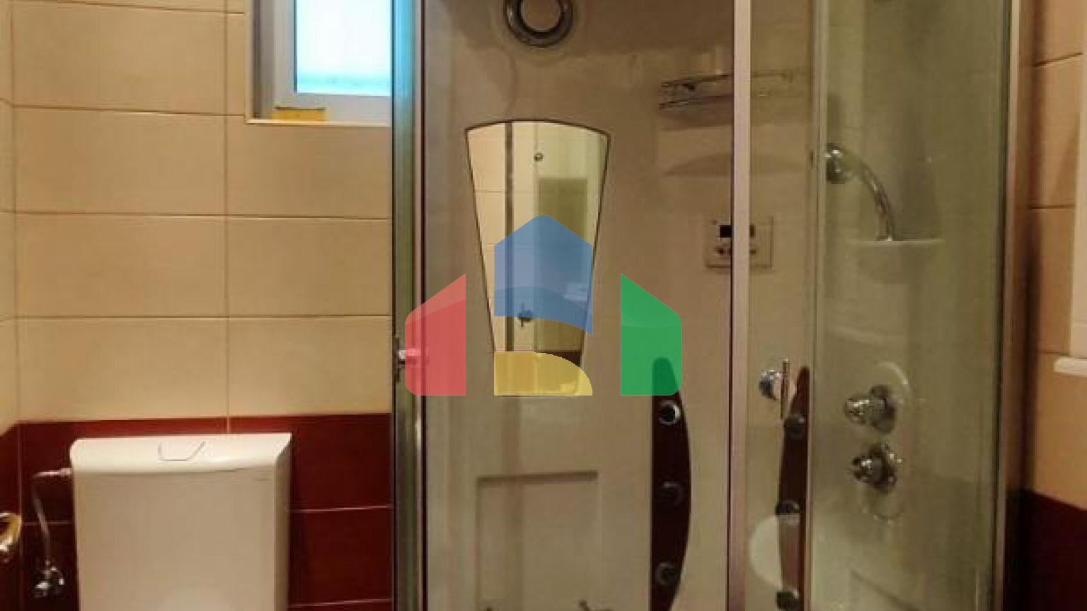 Квартира с 3 спальнями и собственным зелёным двориком с видом на море в Петроваце