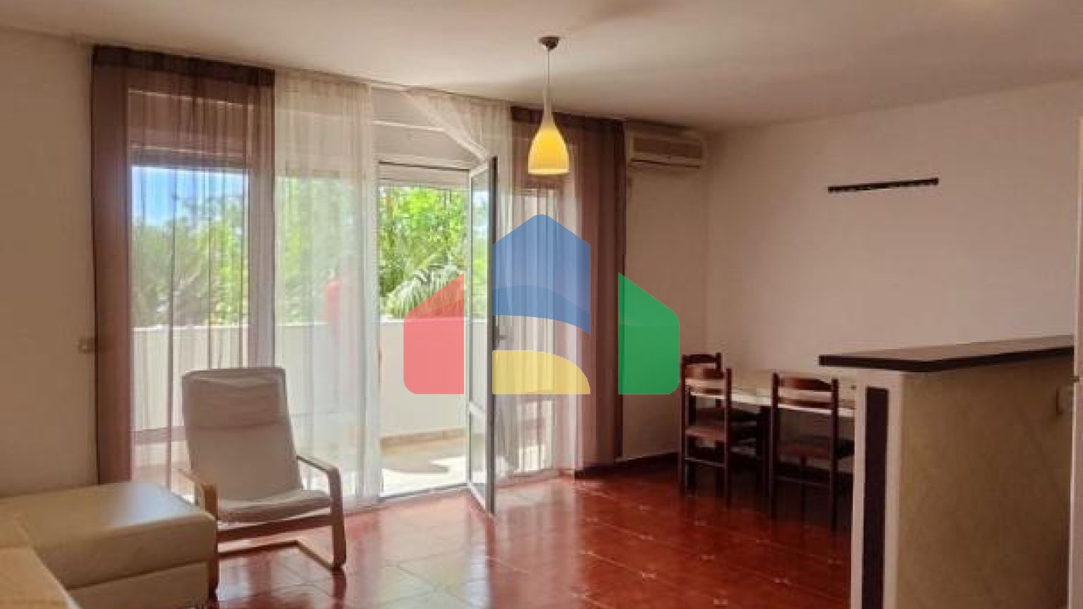 Квартира с 3 спальнями и собственным зелёным двориком с видом на море в Петроваце