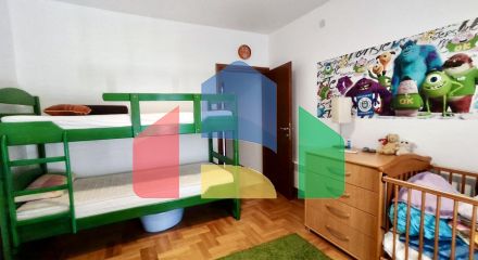 Просторная квартира с 2 спальнями в Петроваце не далеко от пляжа